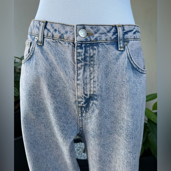 NA-KD FASHION MID-RISE WIDE LEG OVERSIZED JEANS WITH SLITS IN BLUE- PINK COLOR - Picture 14 of 17